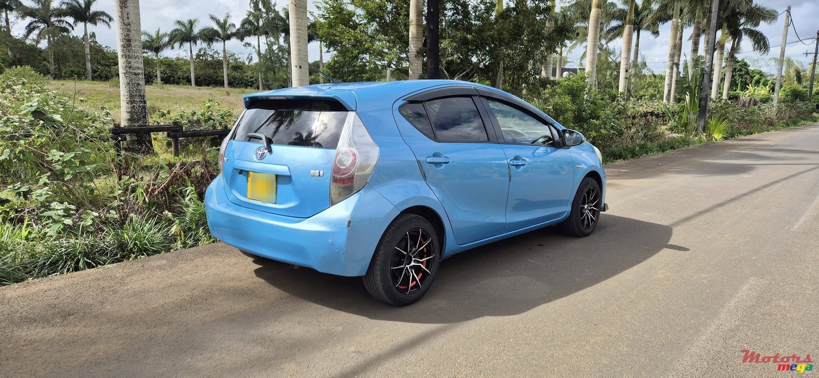 2012' Toyota Aqua photo #2