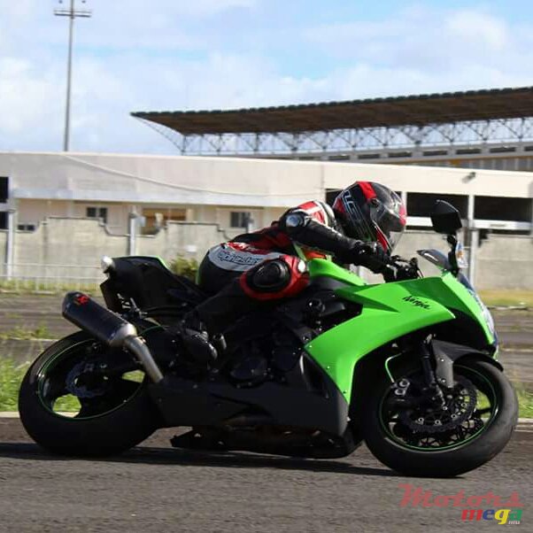 2011' Kawasaki Kawasaki ZX10R Gen 3 year 2011 photo #2