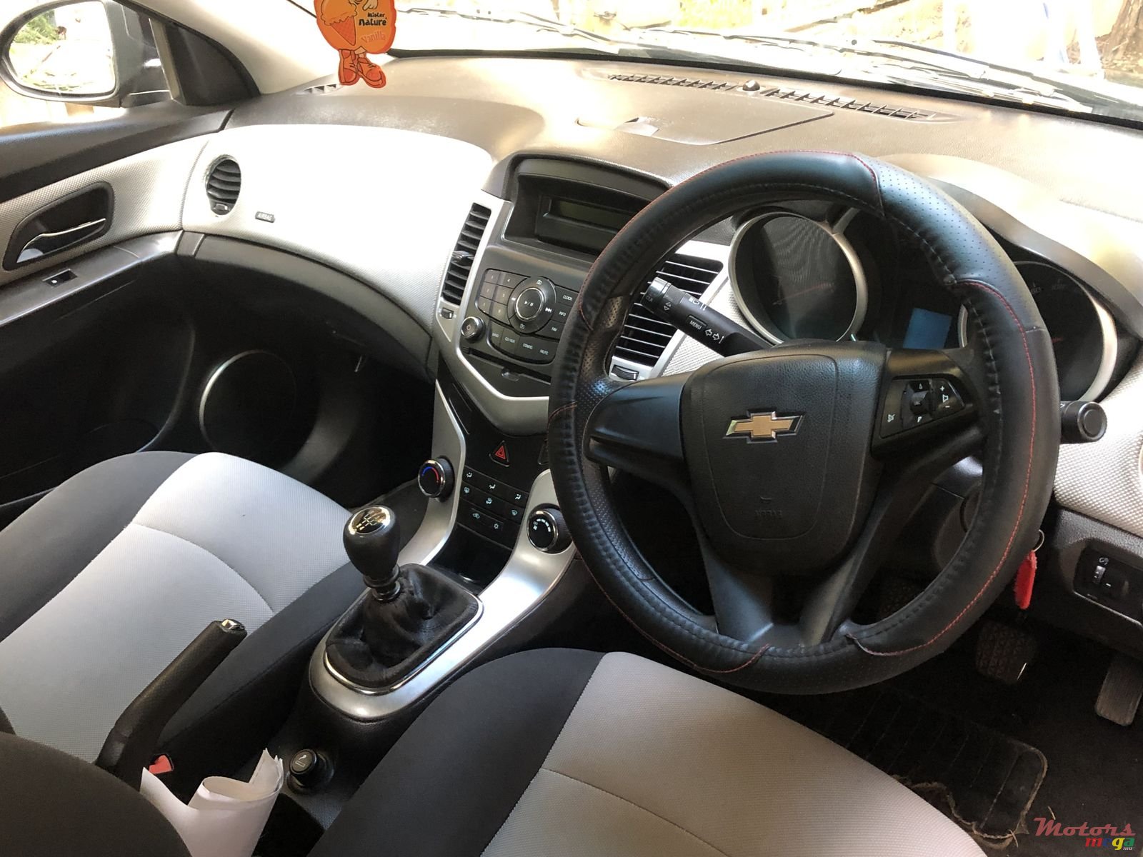 2011' Chevrolet Cruze photo #4