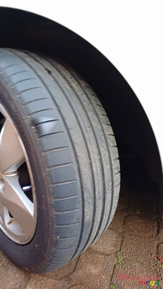 2011' Renault Megane photo #6