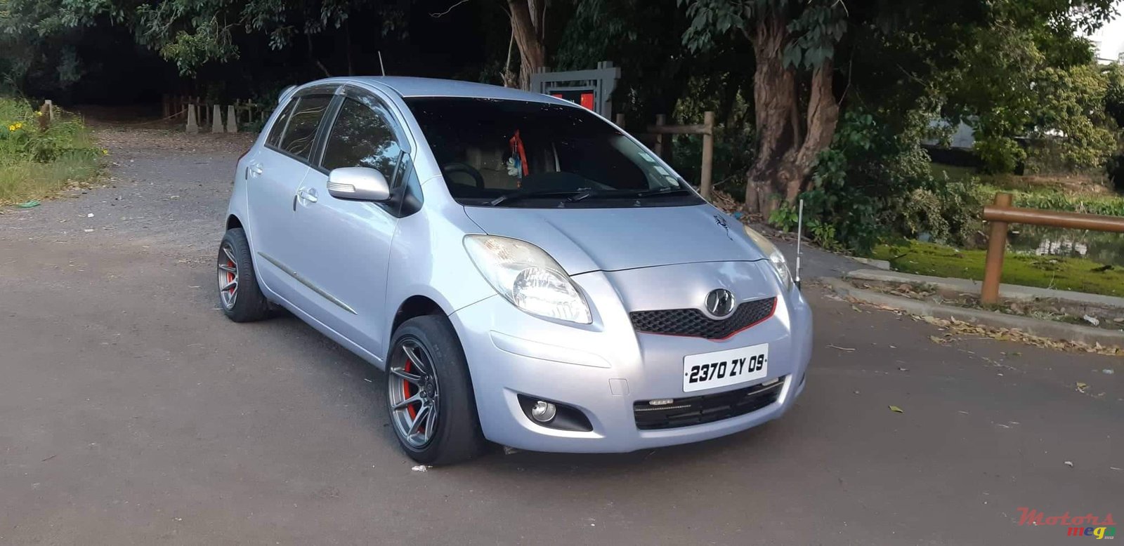 2009' Toyota Vitz photo #1