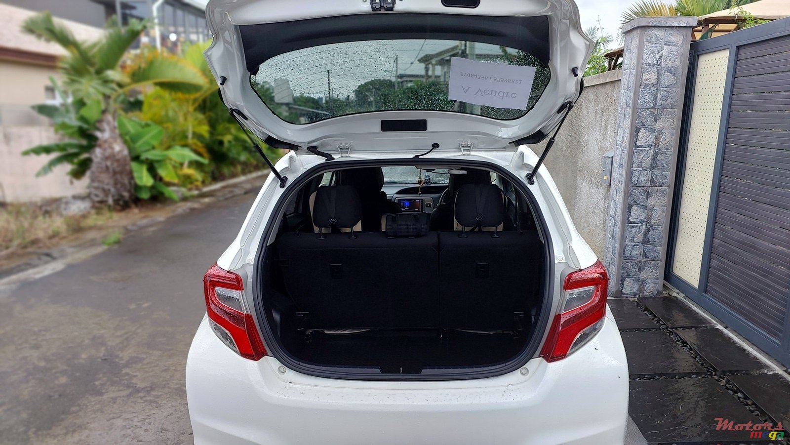 2016' Toyota Vitz photo #5