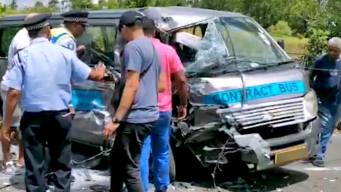 Wooton: collision entre un bus, un van et une voiture