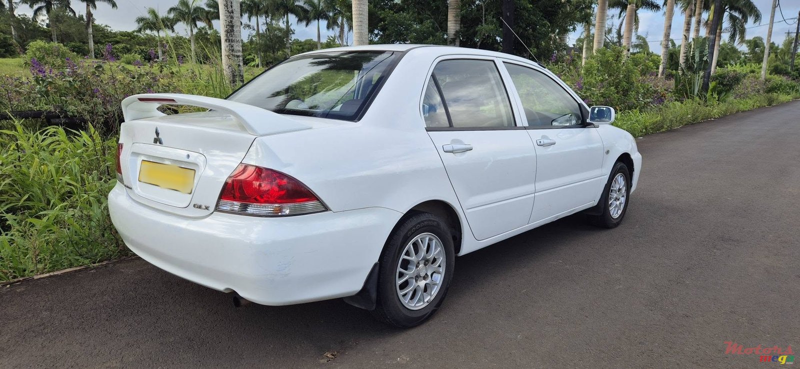 2011' Mitsubishi Lancer GLX photo #2