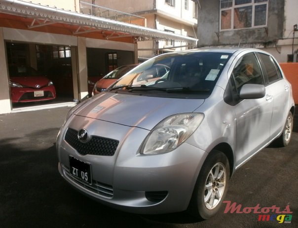 2005' Toyota Vitz photo #4