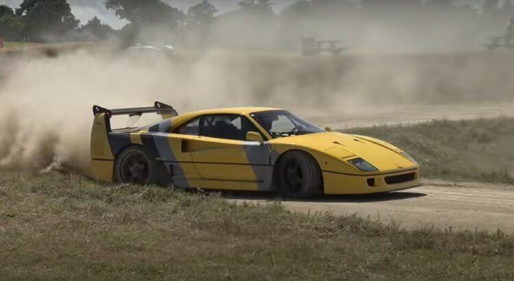 Une Ferrari F40 drift dans la poussière !