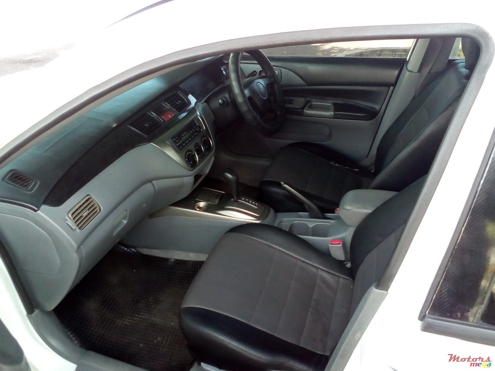 2004' Mitsubishi Lancer GLX photo #4