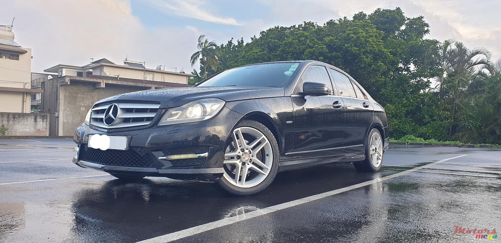 2011' Mercedes-Benz C-Class photo #2