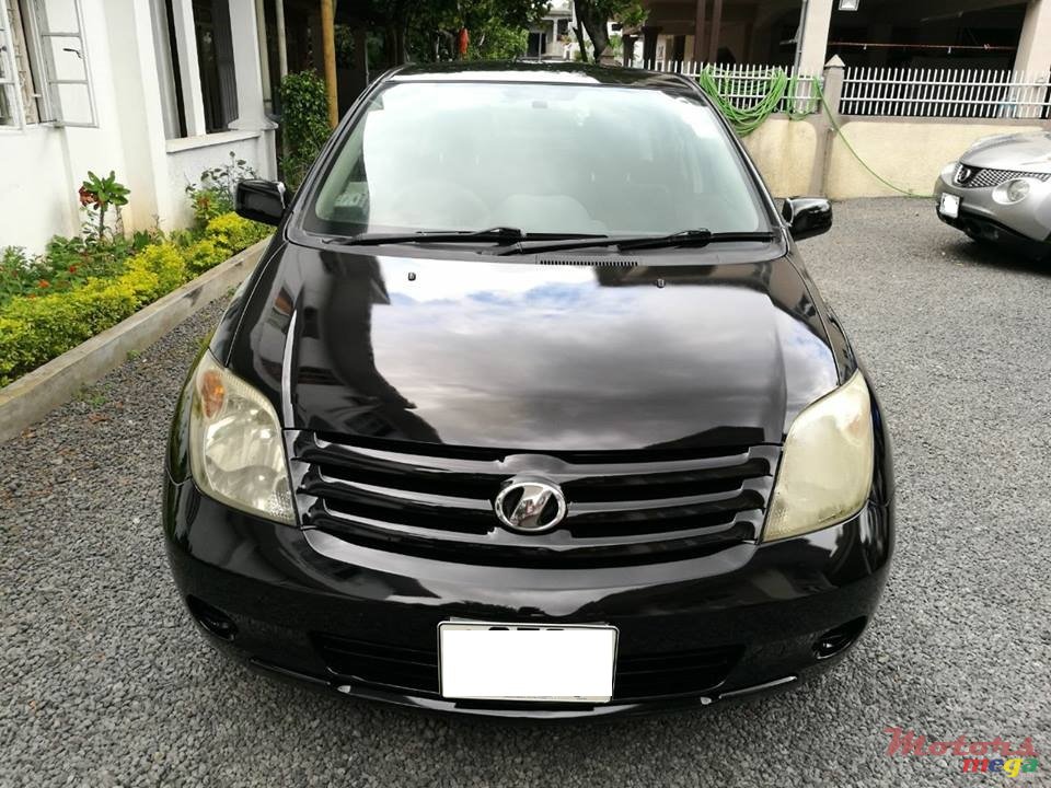 2004' Toyota Scion IST photo #1