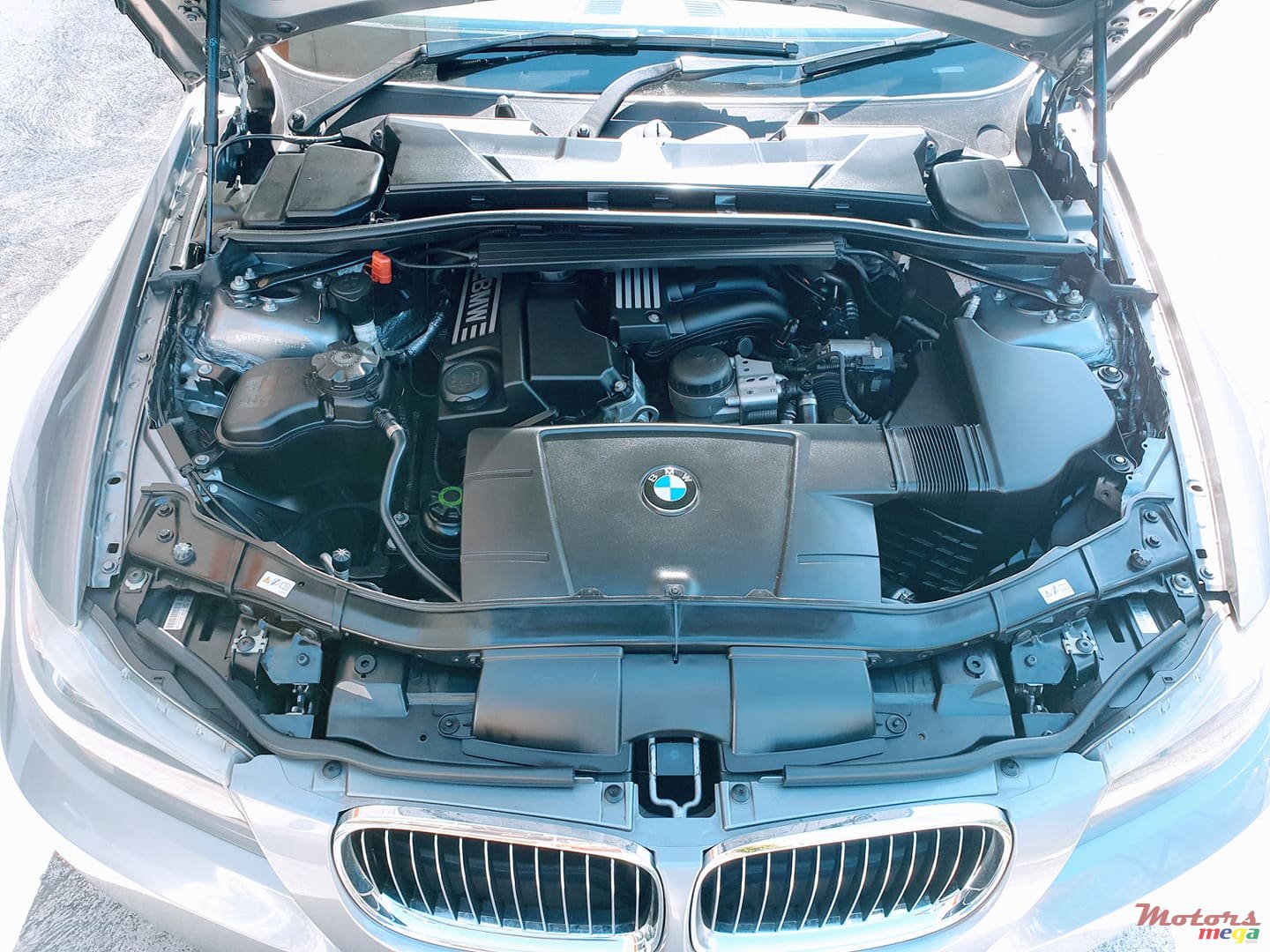 2011' BMW 320 photo #2