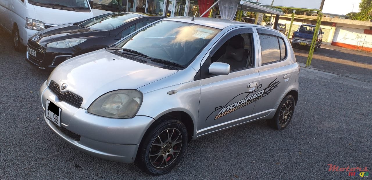 1999' Toyota Vitz photo #2