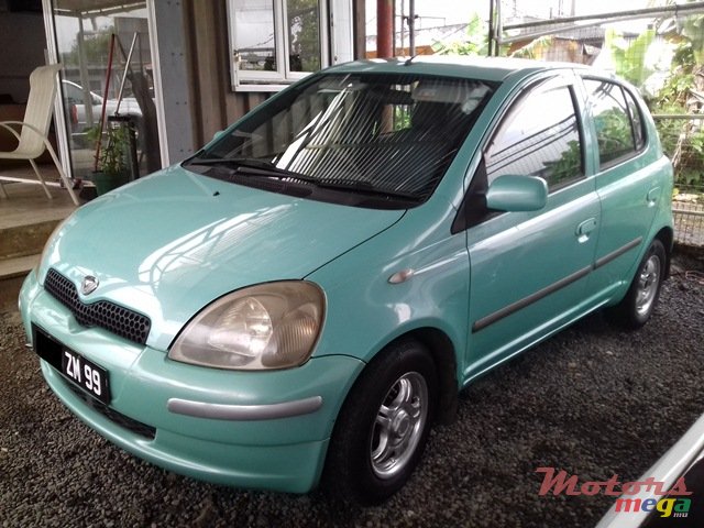 1999' Toyota Vitz photo #2