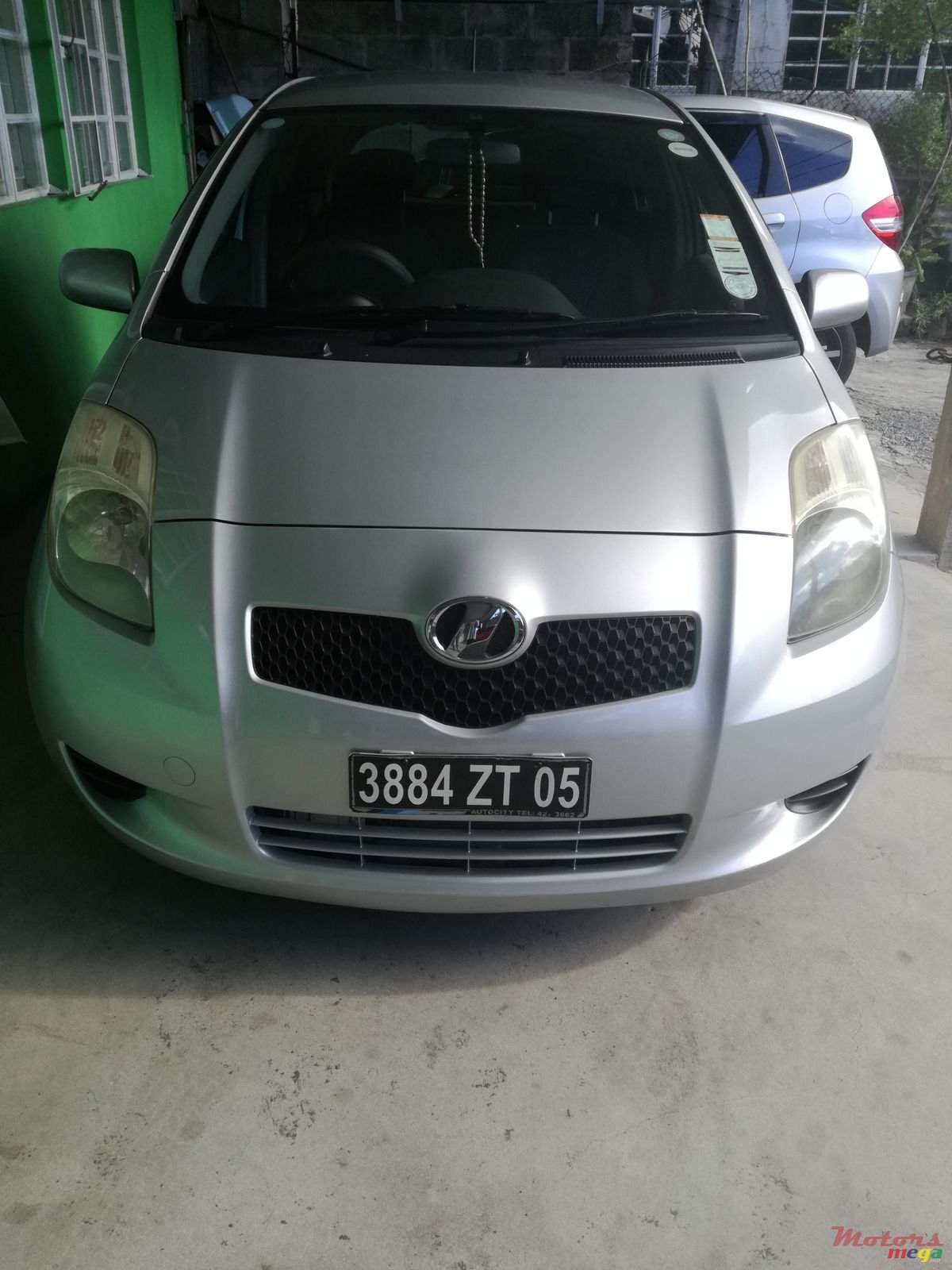 2005' Toyota Vitz photo #1