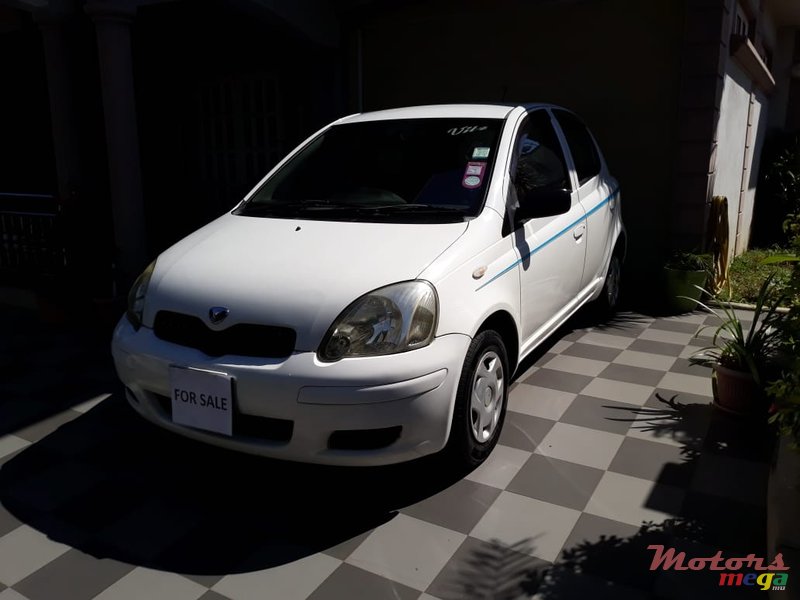 2004' Toyota Vitz photo #1