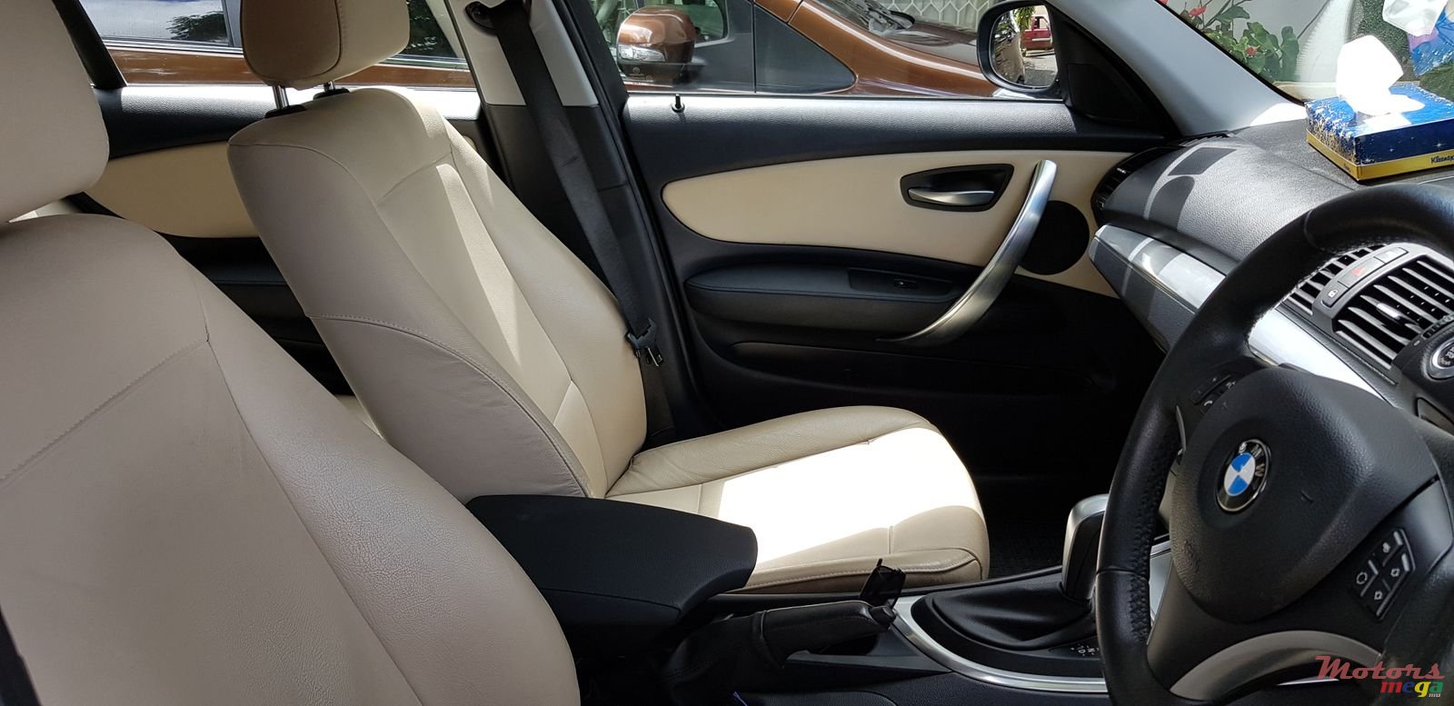 2011' BMW 1 Series 5 Door photo #3