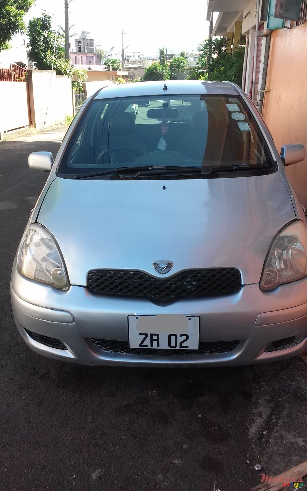 2002' Toyota Vitz photo #2