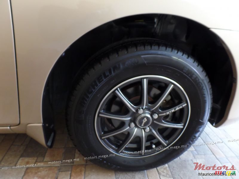 2009' Toyota Corolla Axio X HID LTD photo #2