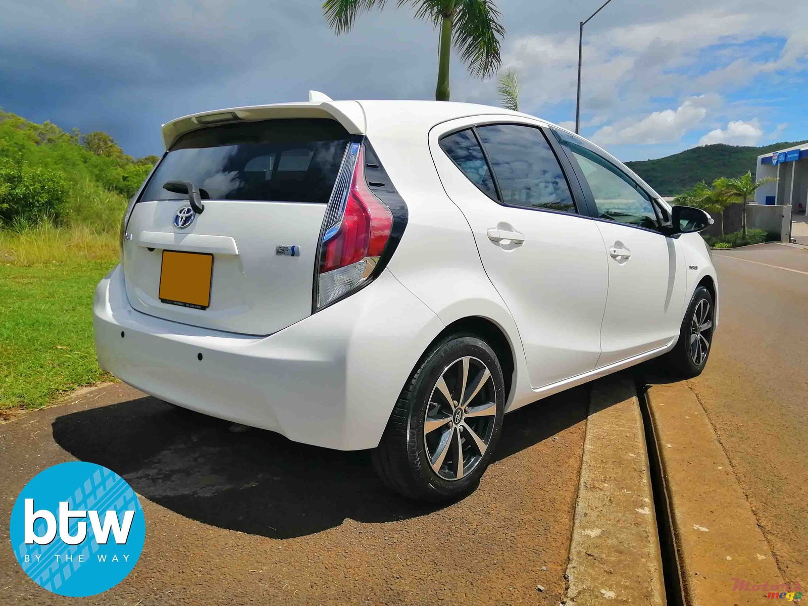 2015' Toyota Aqua photo #3