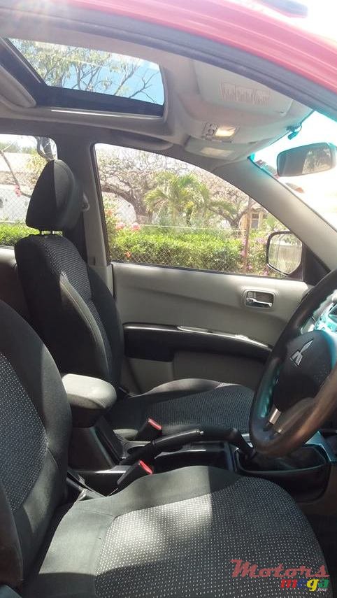 2010' Mitsubishi photo #2