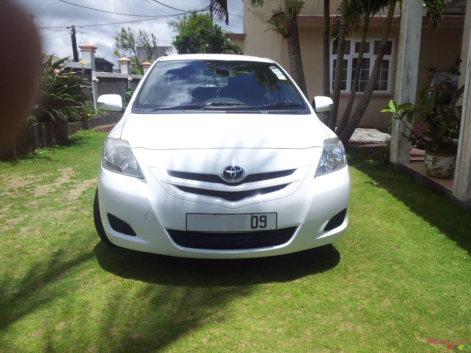 2009' Toyota Yaris photo #2