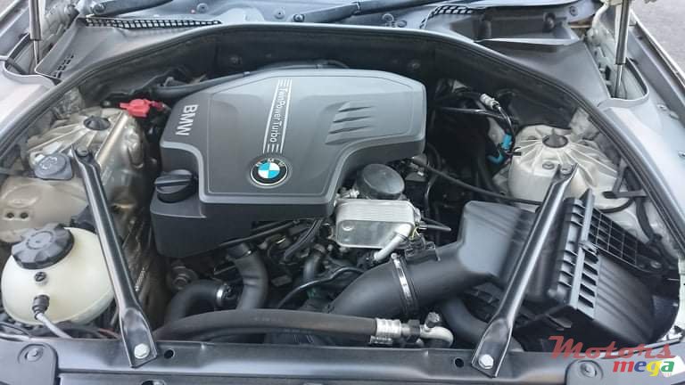 2012' BMW 5 Series 528i photo #5