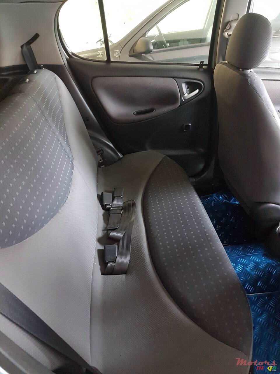 2003' Toyota Vitz photo #6