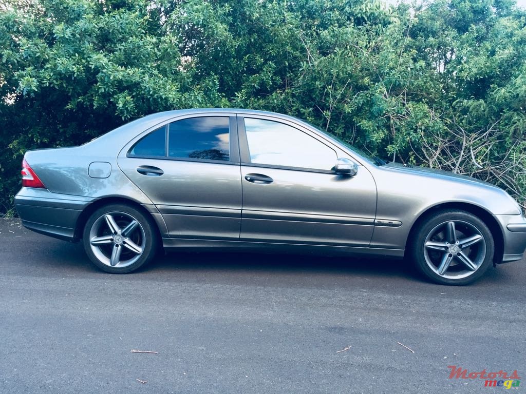 2005' Mercedes-Benz C-Class C220 Kompressor photo #2