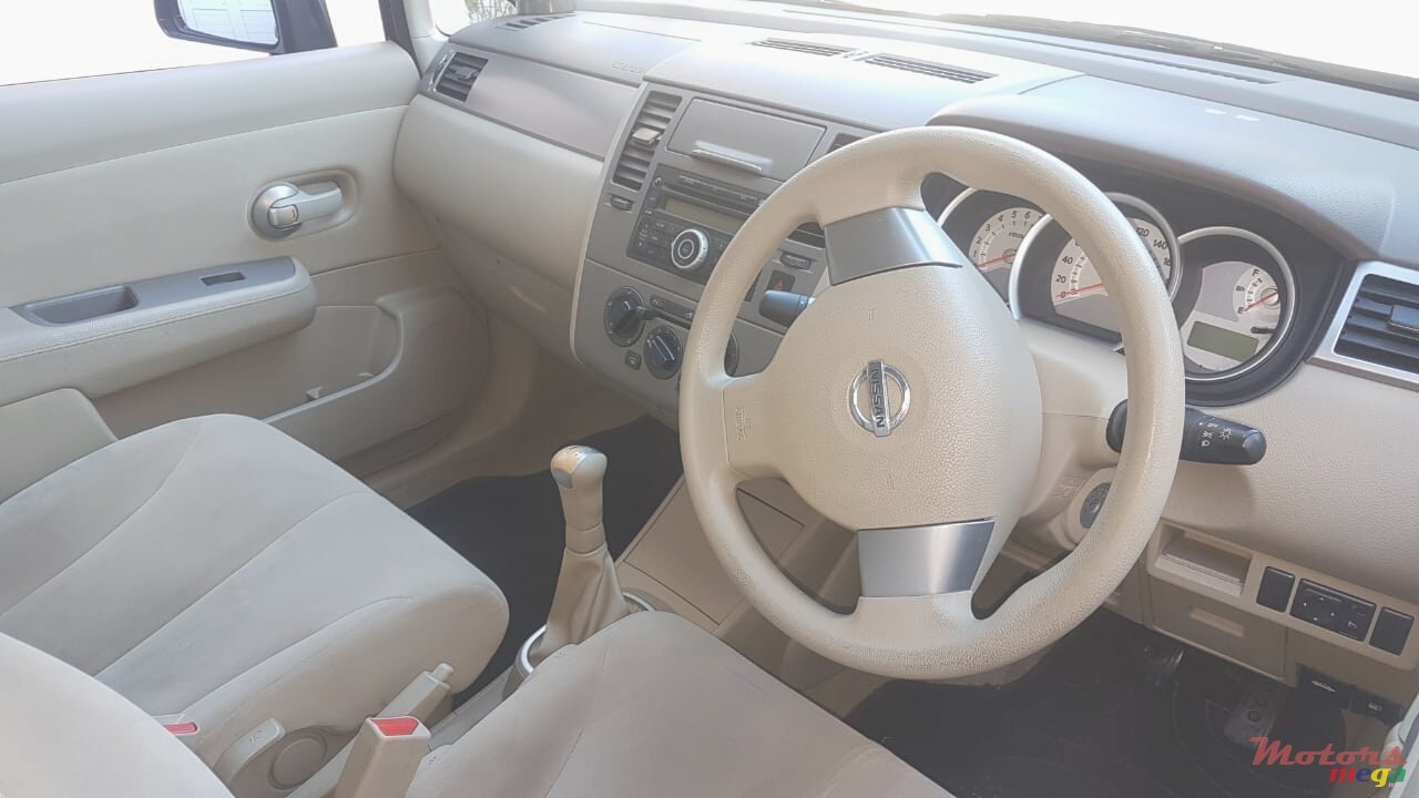 2012' Nissan Tiida photo #2