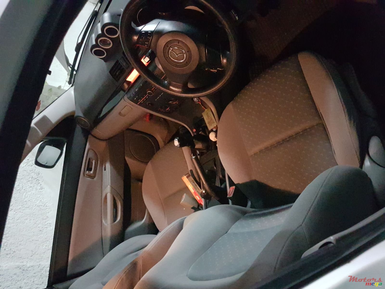 2005' Mazda Axela photo #2