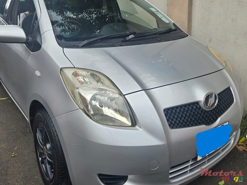 2007' Toyota Vitz photo #1