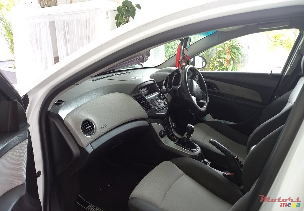2011' Chevrolet Cruze photo #3