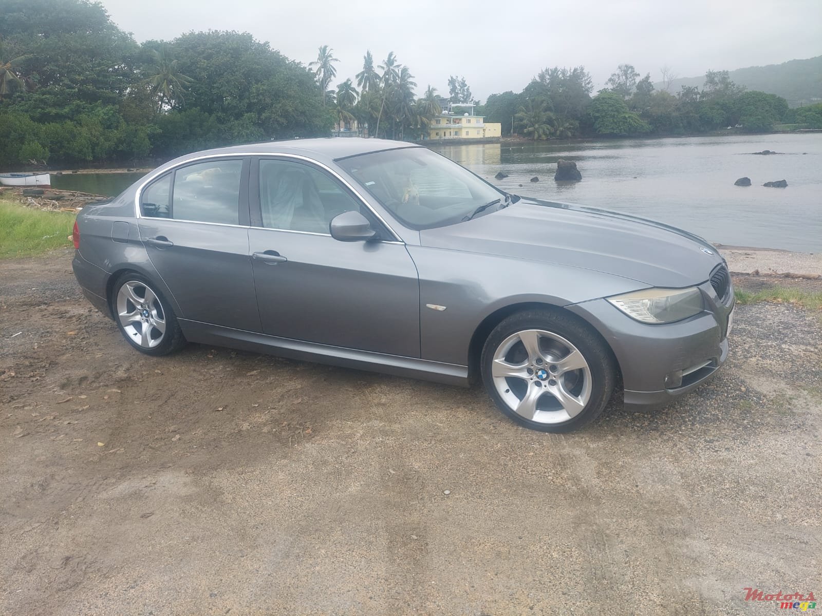 2011' BMW 316 photo #2