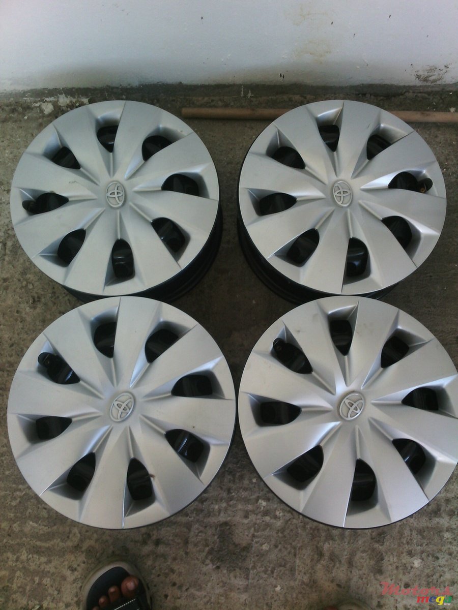 2011' Toyota Vitz photo #1