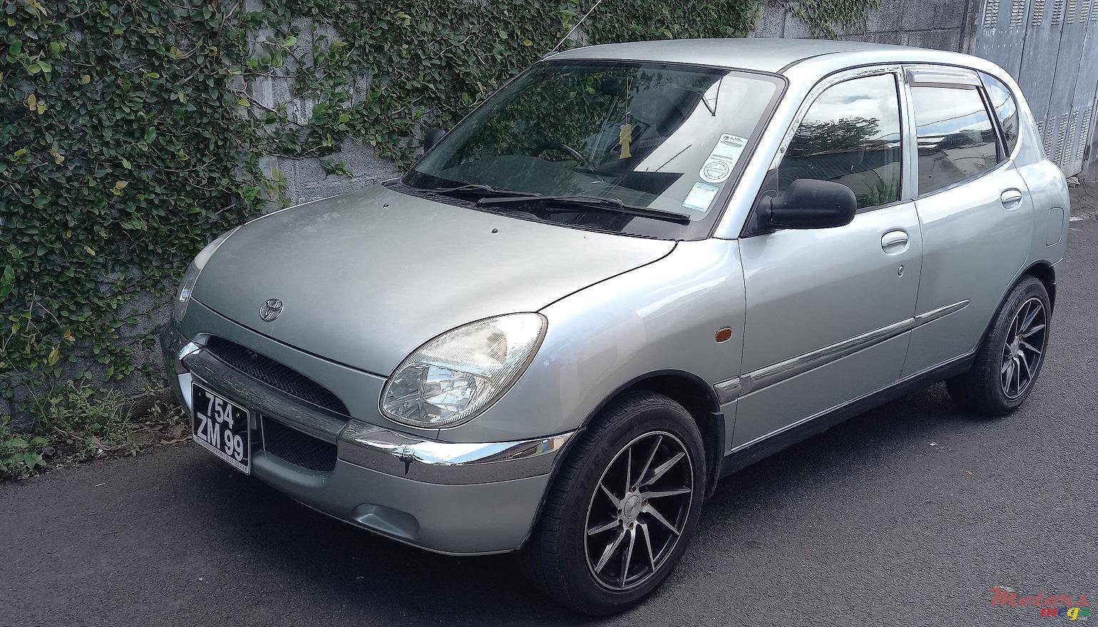 1999' Toyota Duet Hatchback photo #4