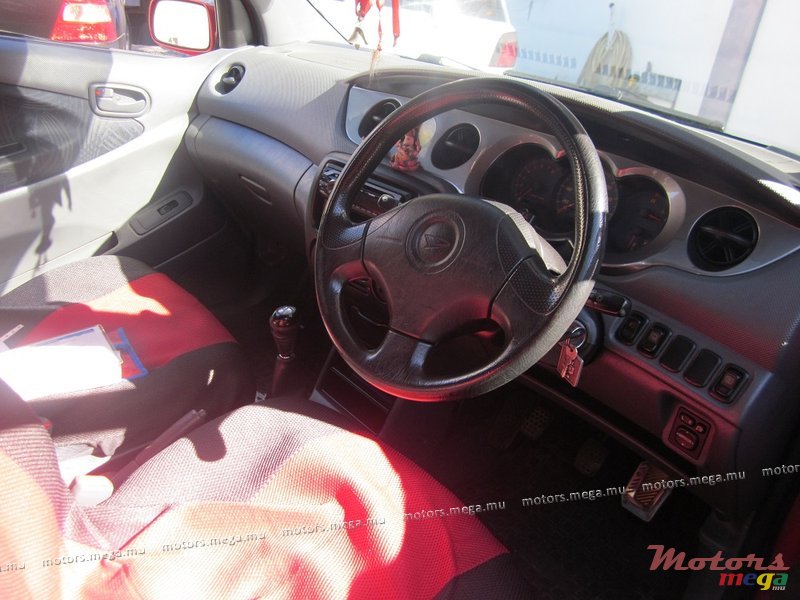 2000' Daihatsu YRV photo #2