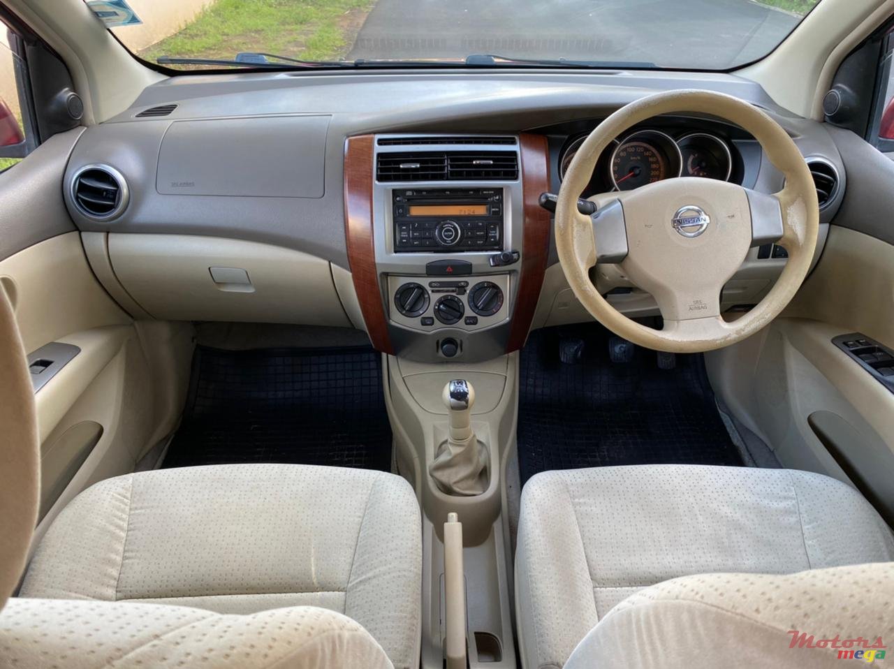 2014' Nissan Grand Livina photo #3