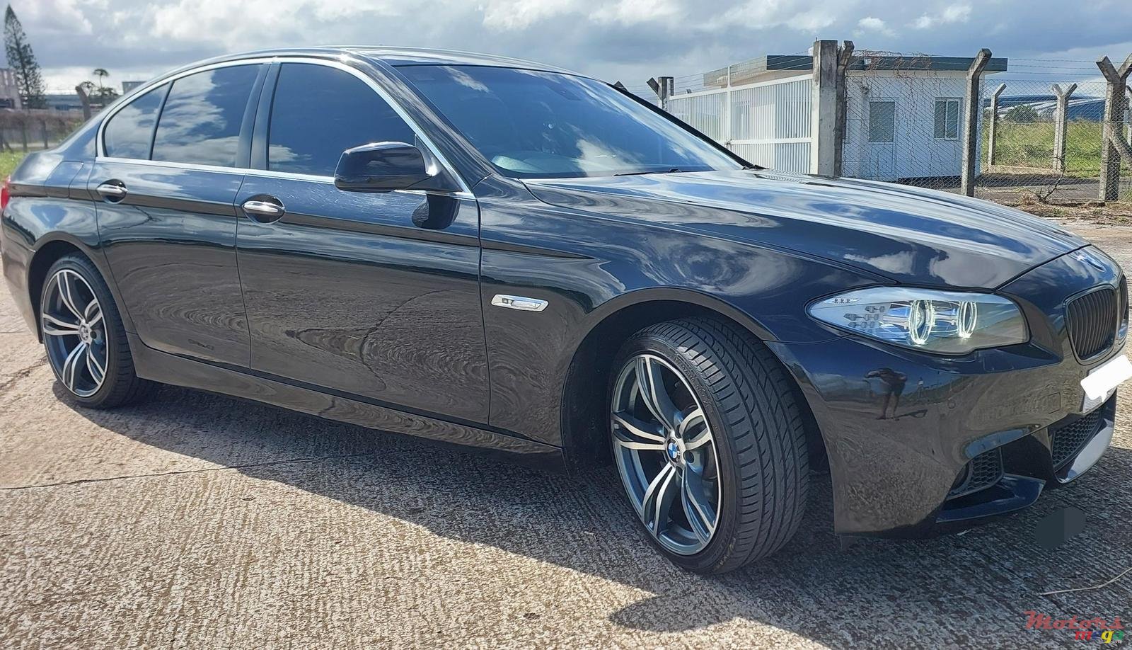 2011' BMW 5 Series 520D photo #2