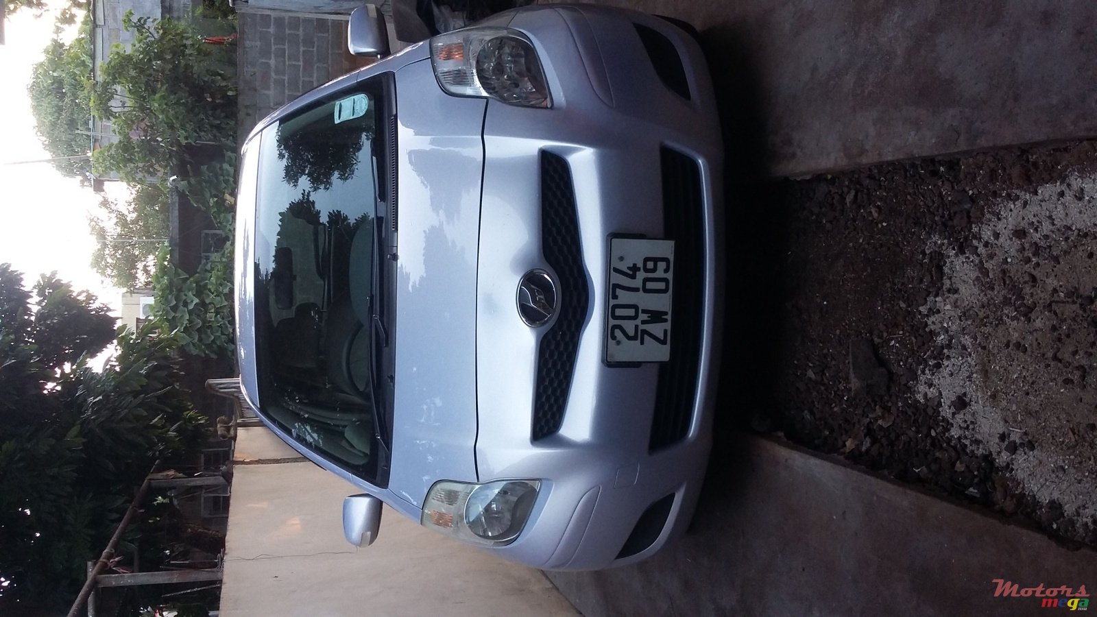 2009' Toyota Vitz photo #1