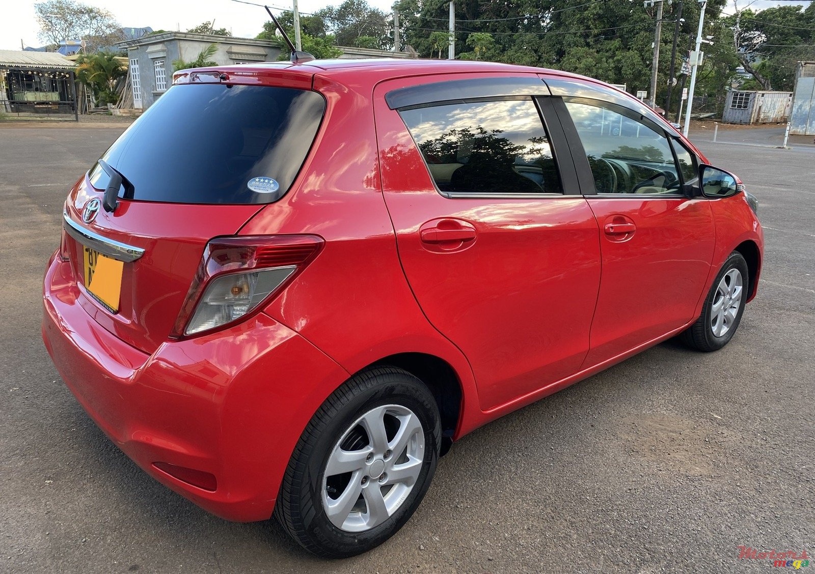 2011' Toyota Vitz photo #2