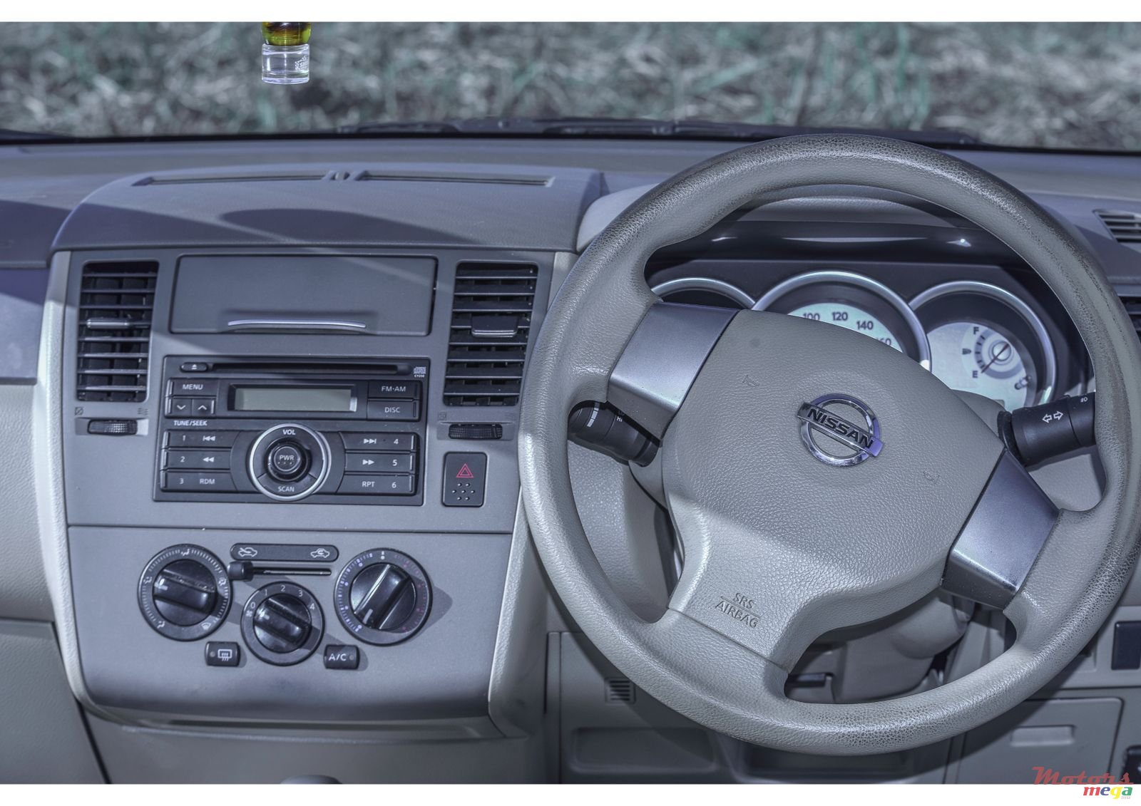 2011' Nissan Tiida sedan photo #3