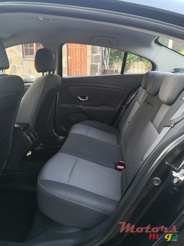 2011' Renault Fluence photo #4