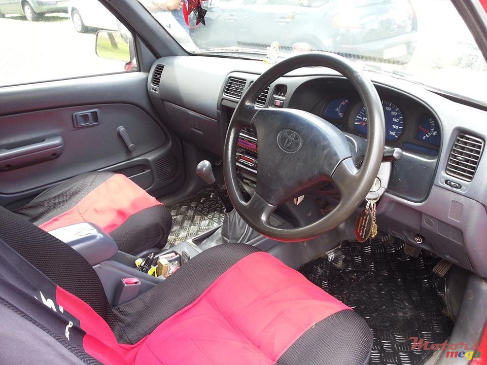 2002' Toyota Hilux 2x4 photo #4