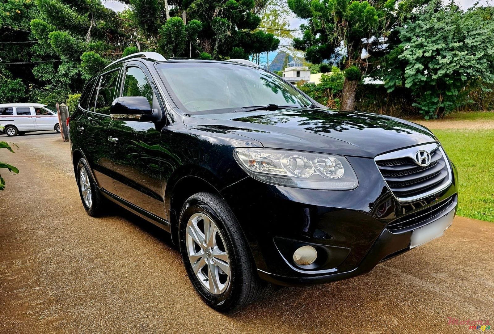 2010' Hyundai Santa Fe photo #3