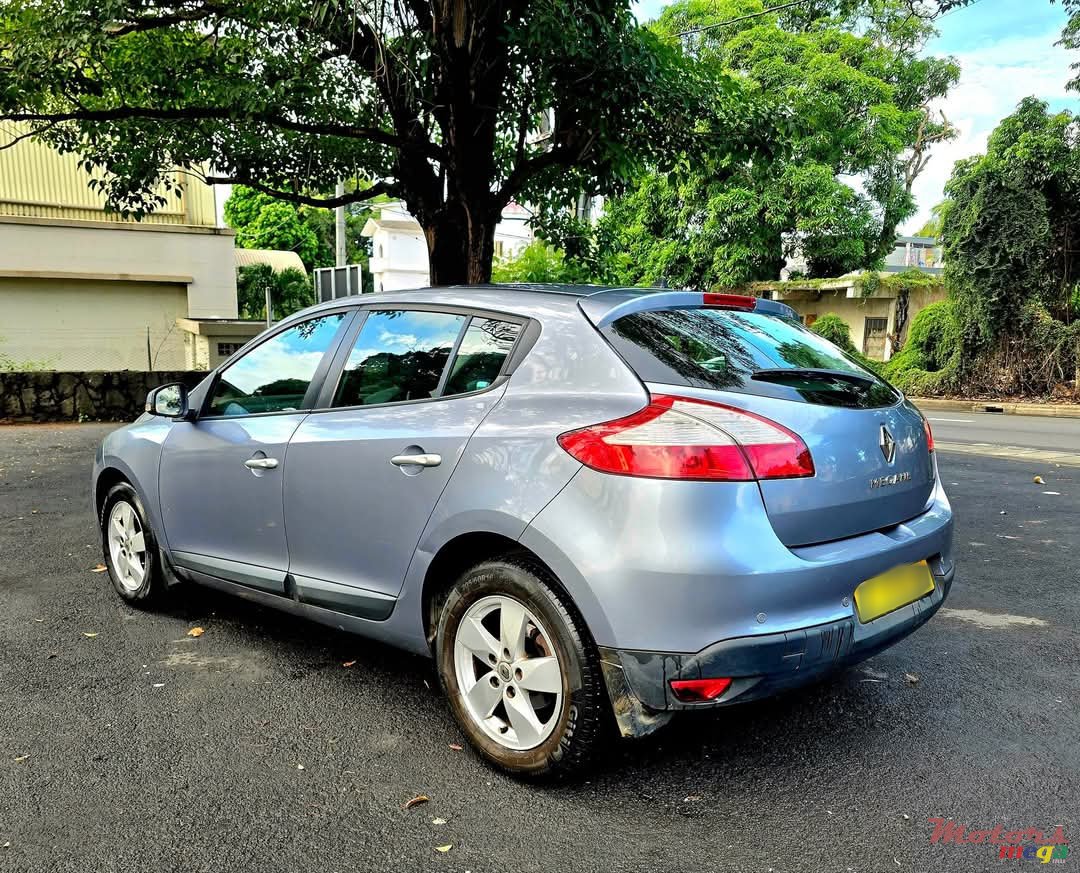 2011' Renault Megane photo #3