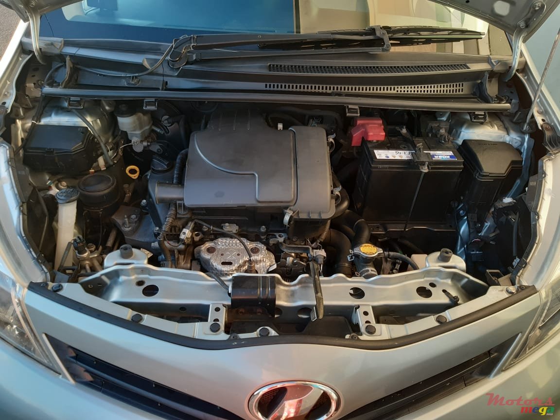 2011' Toyota Vitz Original photo #5