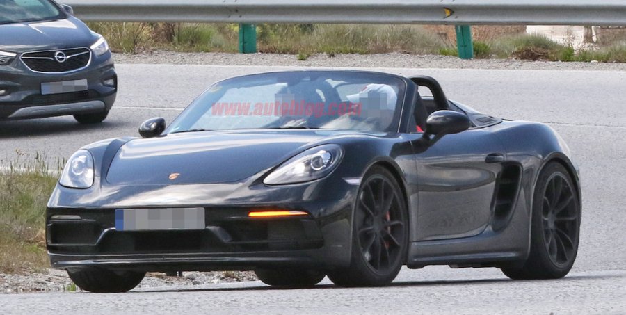 2019 718 Porsche Boxster Spyder spied with the roof down (localisé)