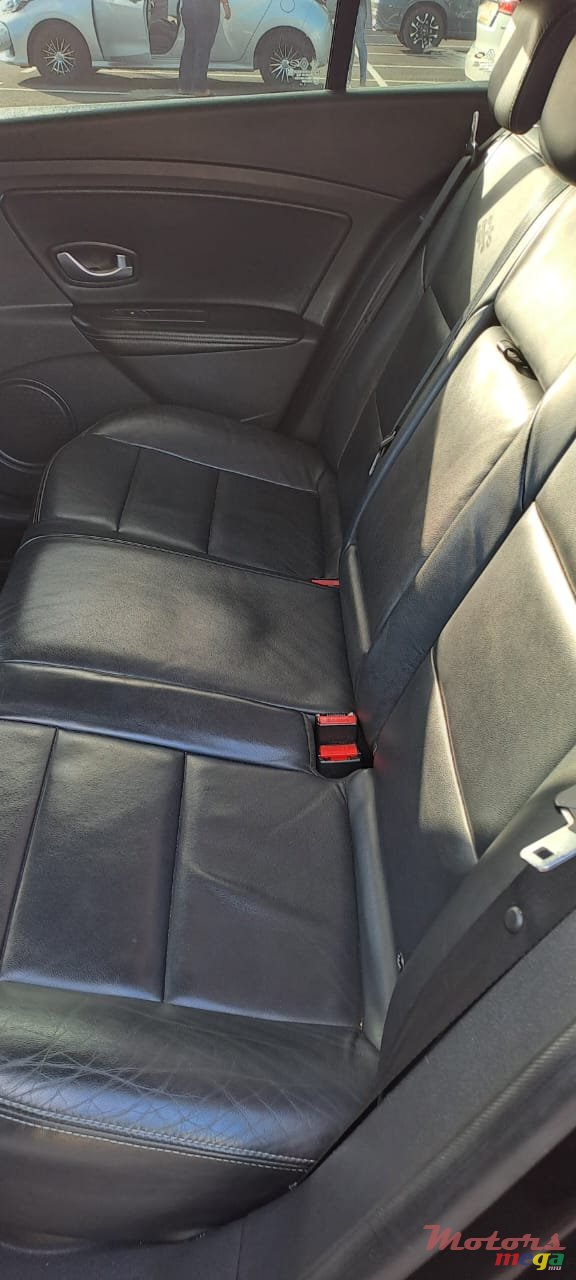 2011' Renault Fluence photo #5