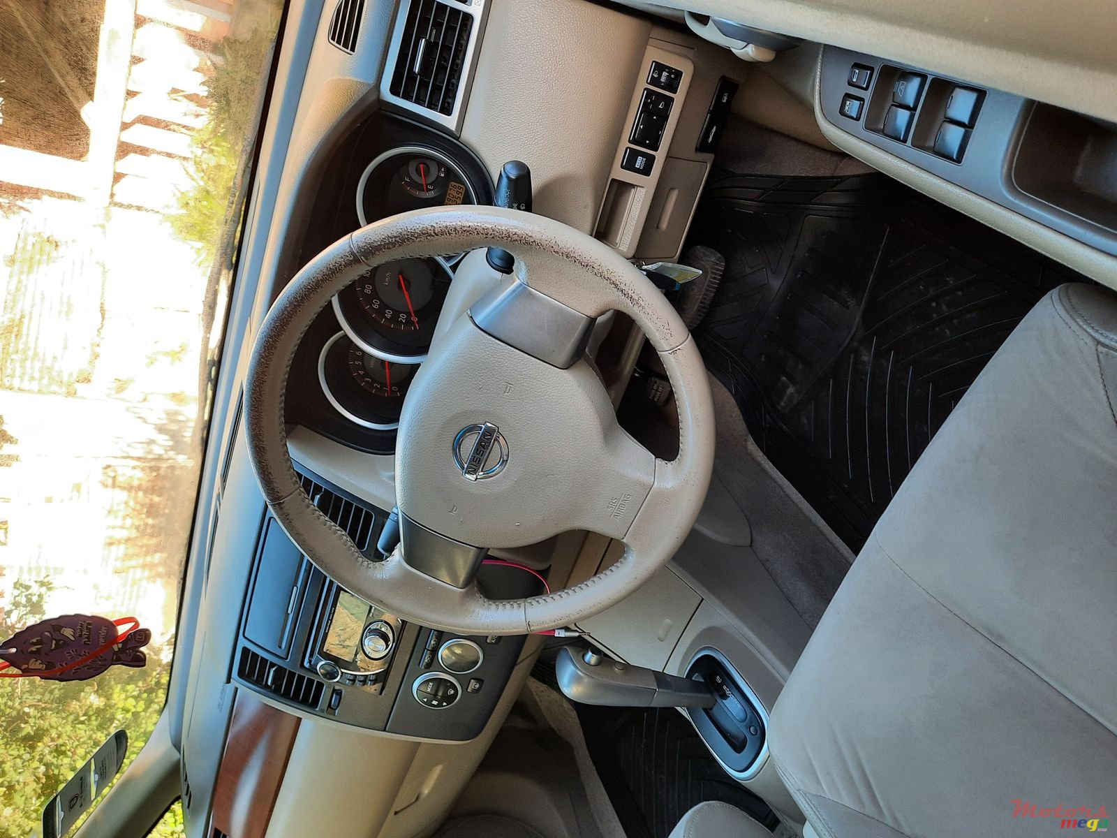 2011' Nissan Tiida photo #1