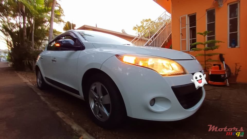 2011' Renault Megane photo #5