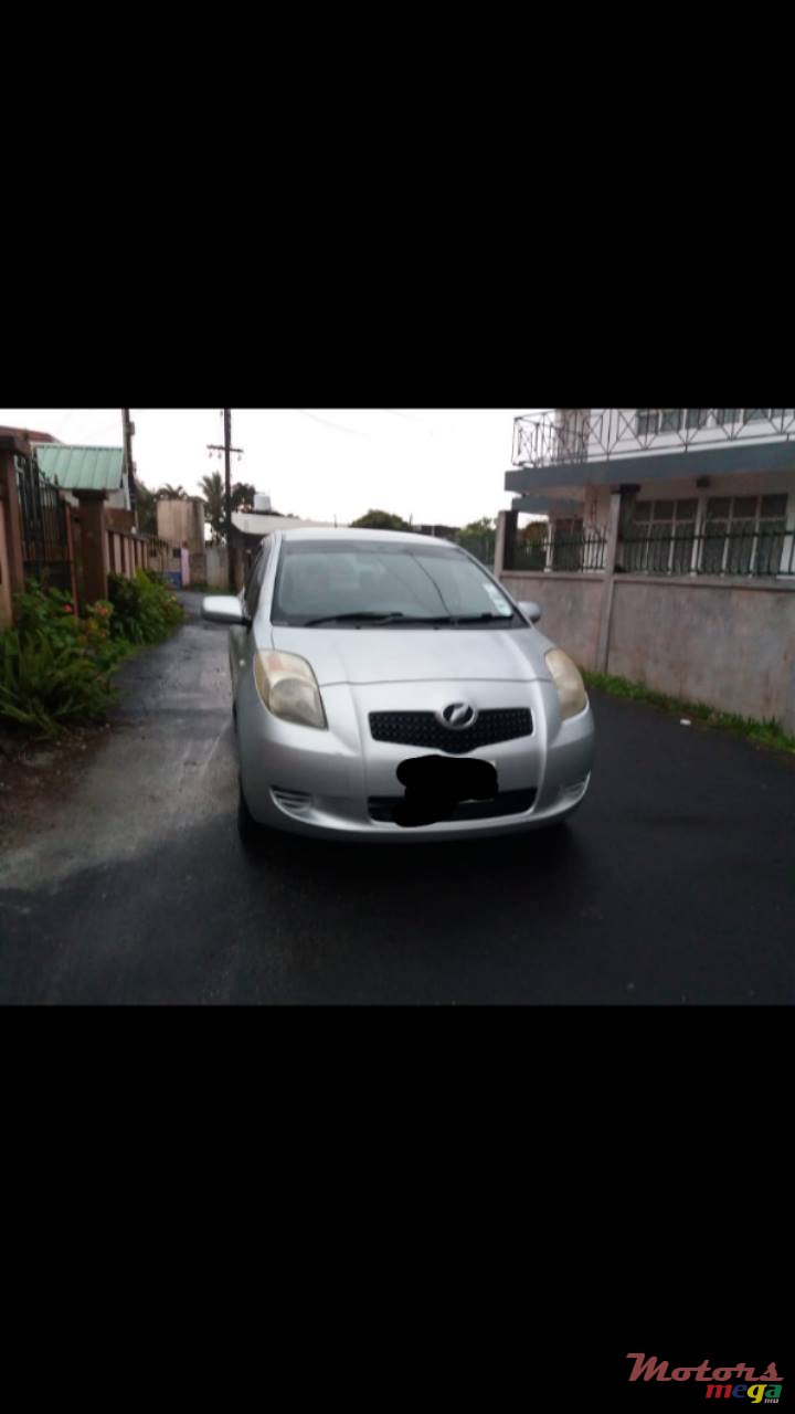 2005' Toyota Vitz photo #2